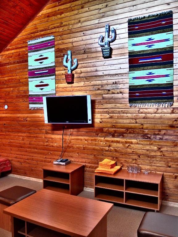 Urusel Guesthouse Талин Стая снимка